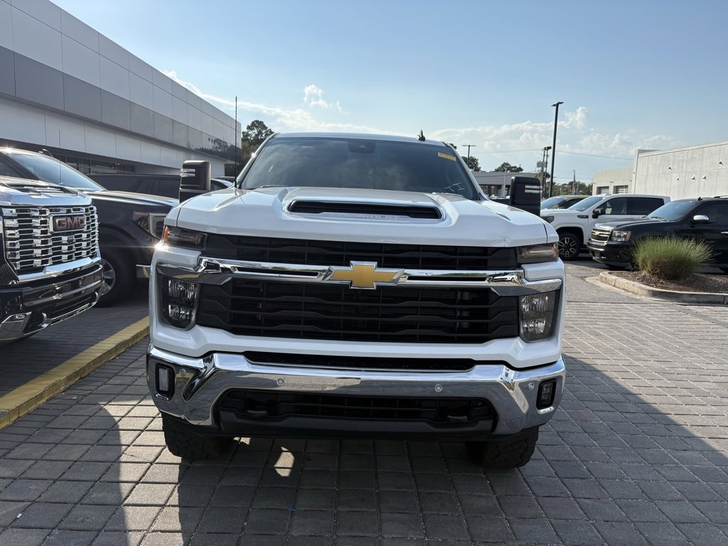 2025 Chevrolet Silverado 2500HD LT photo 3