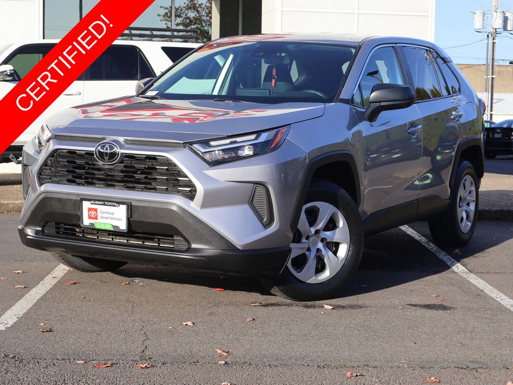 2024 Toyota RAV4 LE's photo