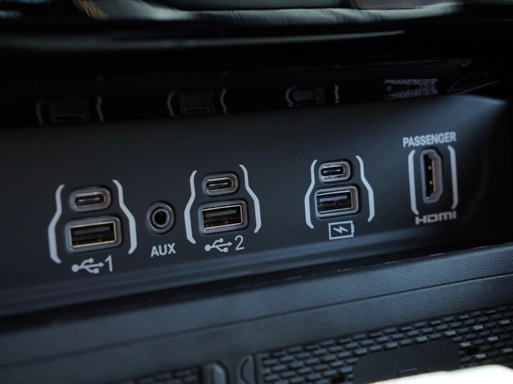 New 2026 Diamond Black Crystal Pearl-Coat Exterior Paint RAM Tungsten image 19