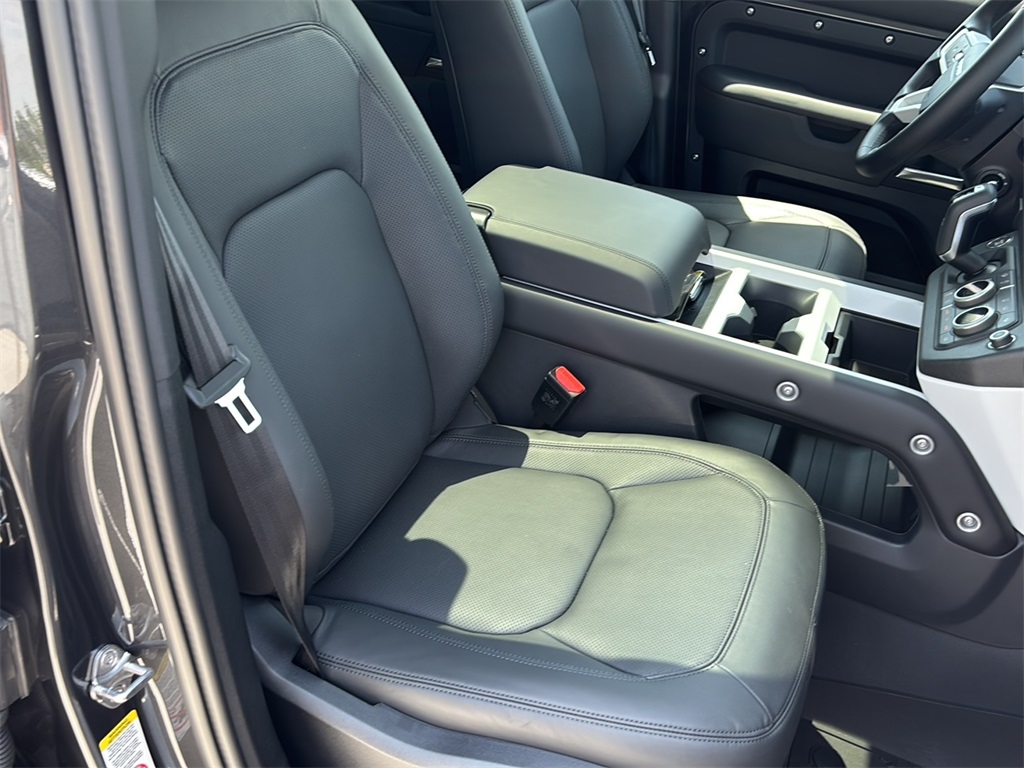 2025 Land Rover Defender 110 S photo 5