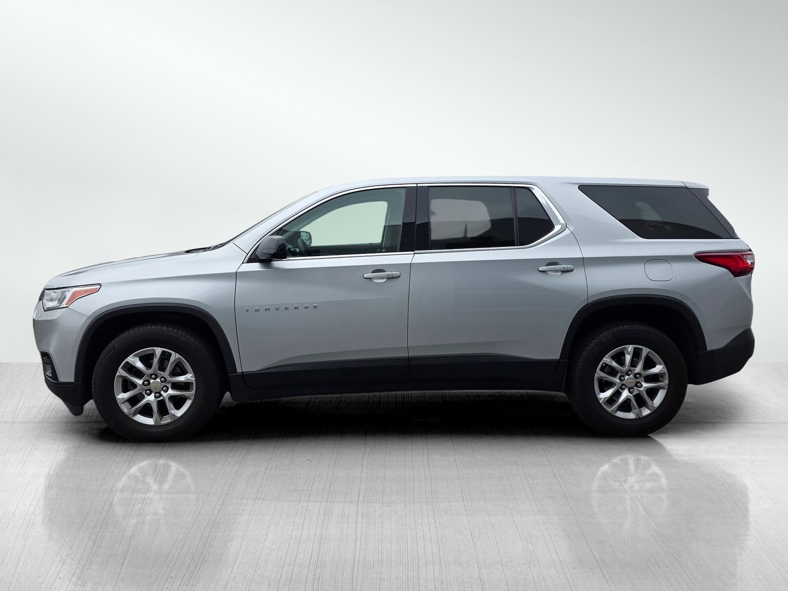2019 Chevrolet Traverse LS photo 2