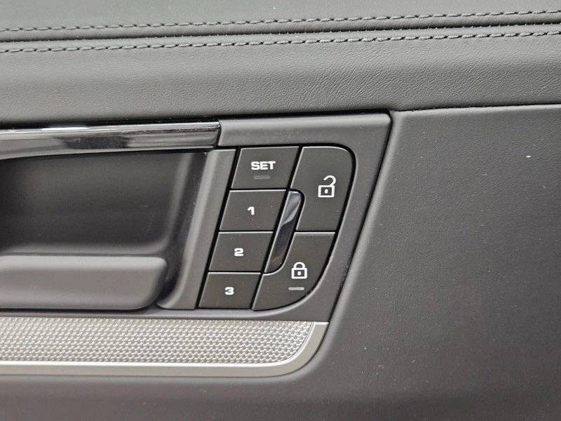 2025 Porsche Cayenne Base photo 23