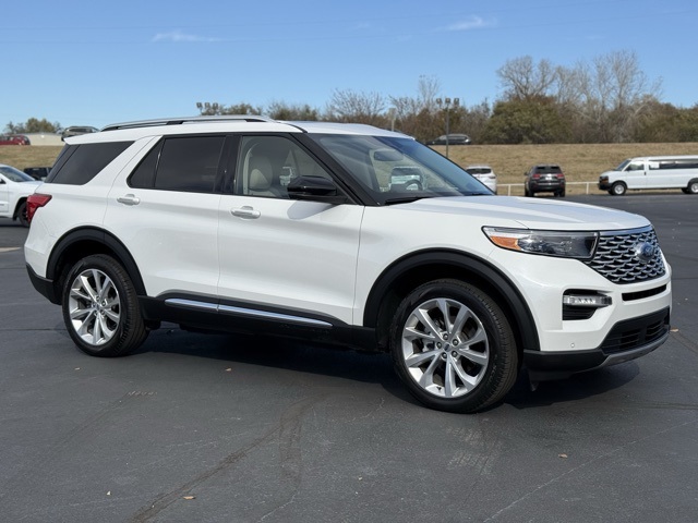 2023 Ford Explorer Platinum's photo