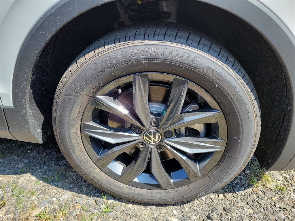 2024 Volkswagen Tiguan SE Wolfsburg Edition photo 4