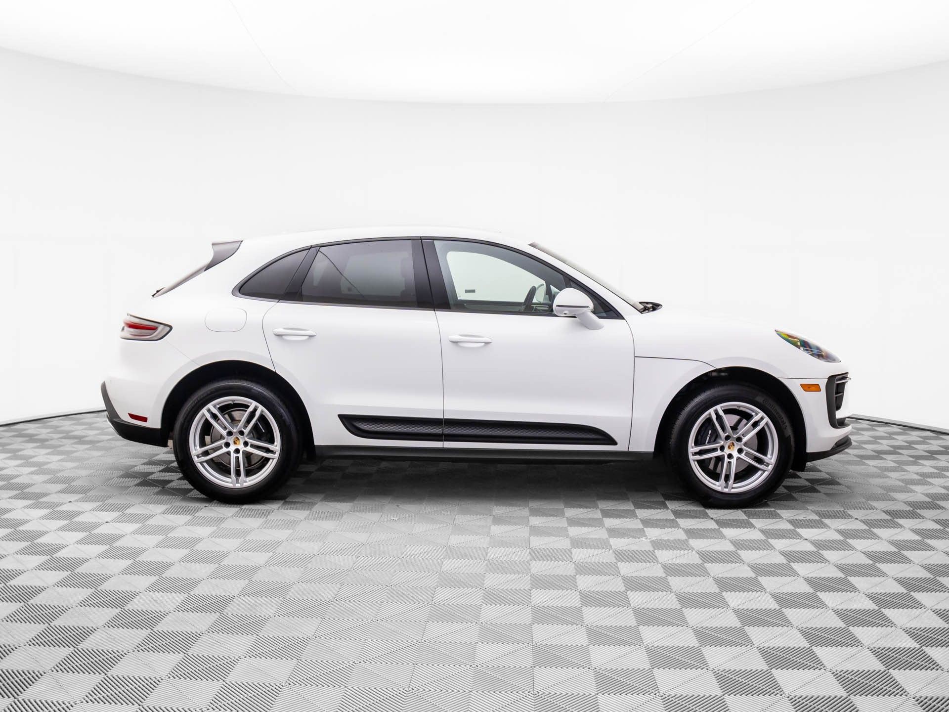 2025 Porsche Macan photo 6