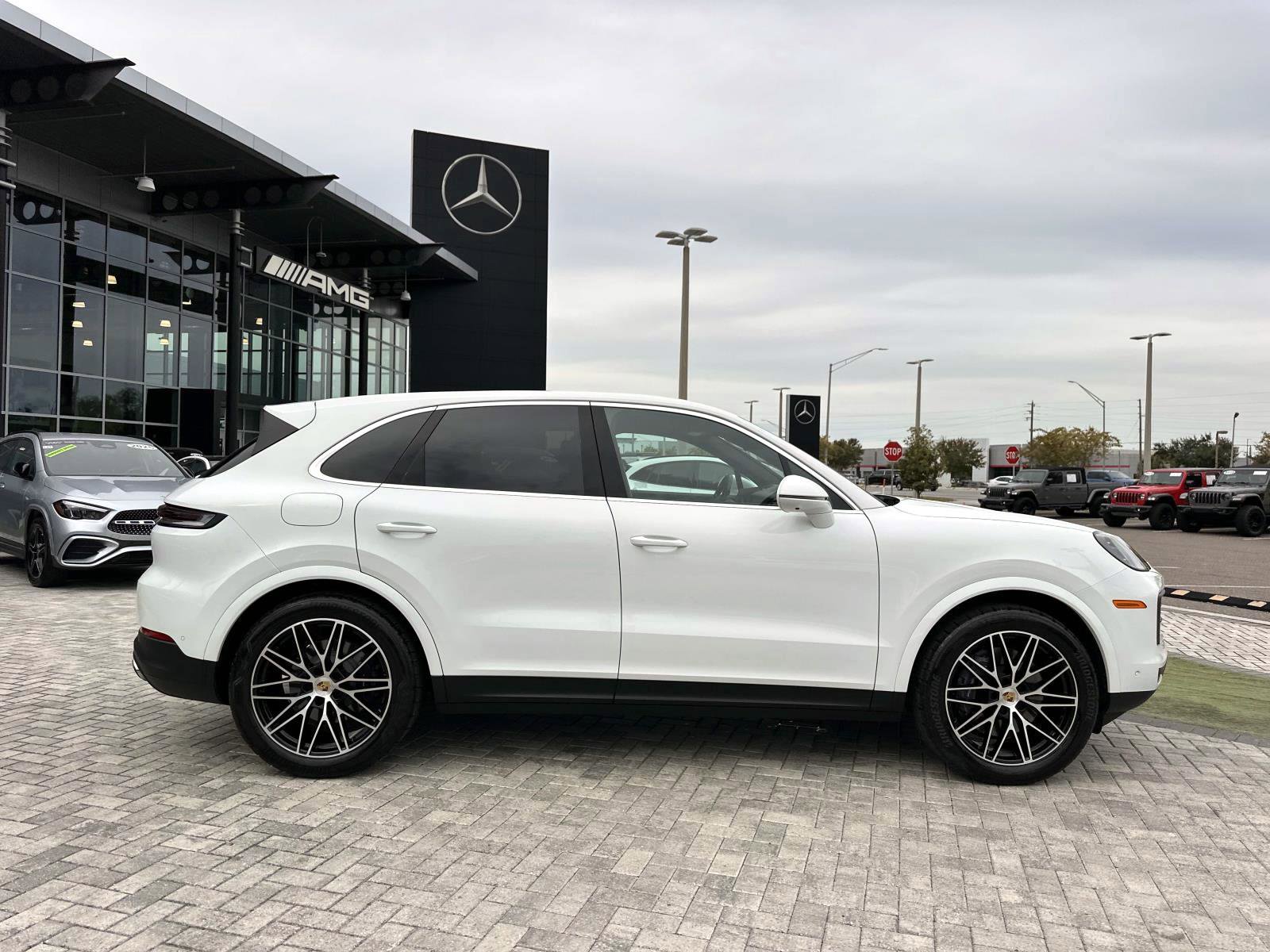 2024 Porsche Cayenne Base photo 3