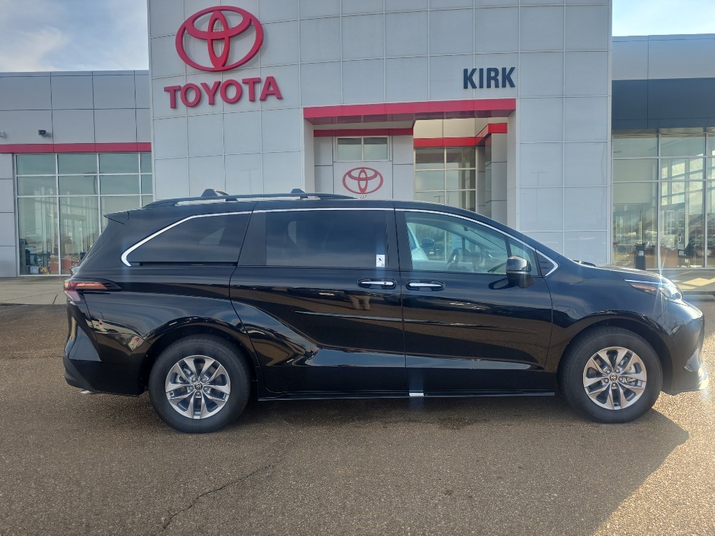 2025 Toyota Sienna XLE's photo