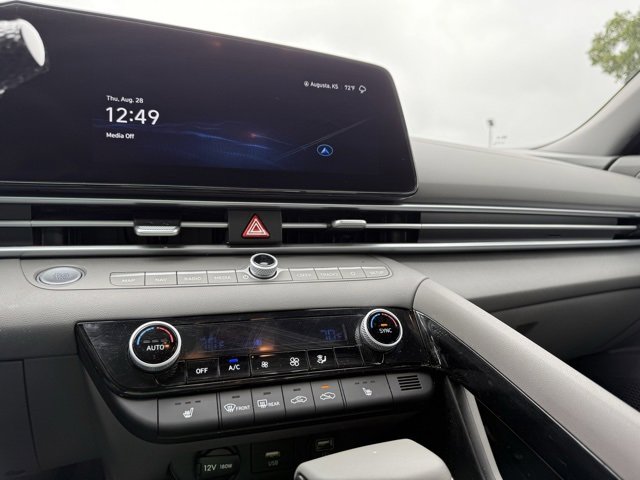 2023 Hyundai Elantra SEL photo 18