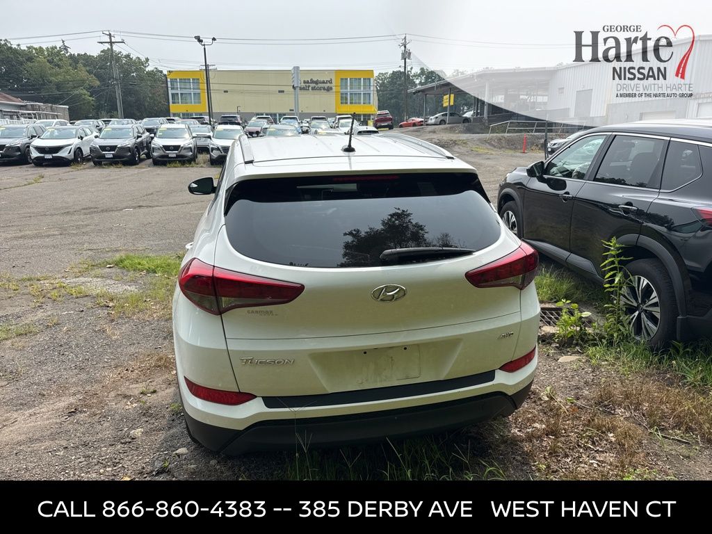 2017 Hyundai Tucson SE photo 2