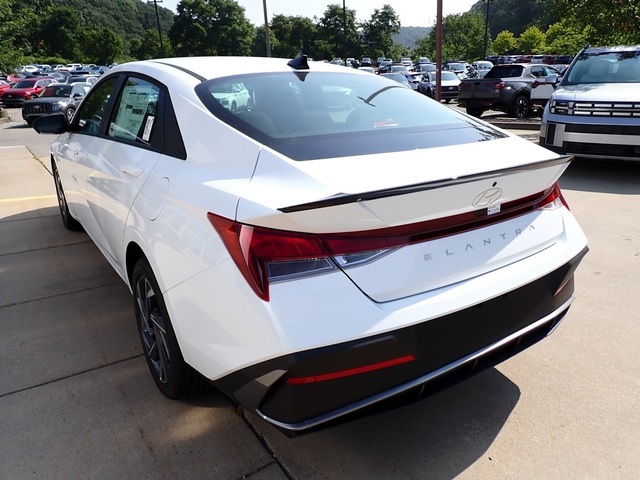 2025 Hyundai Elantra SEL Sport photo 3