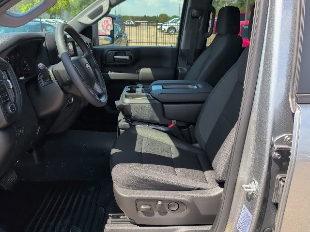 2025 Chevrolet Silverado 2500HD Custom photo 9