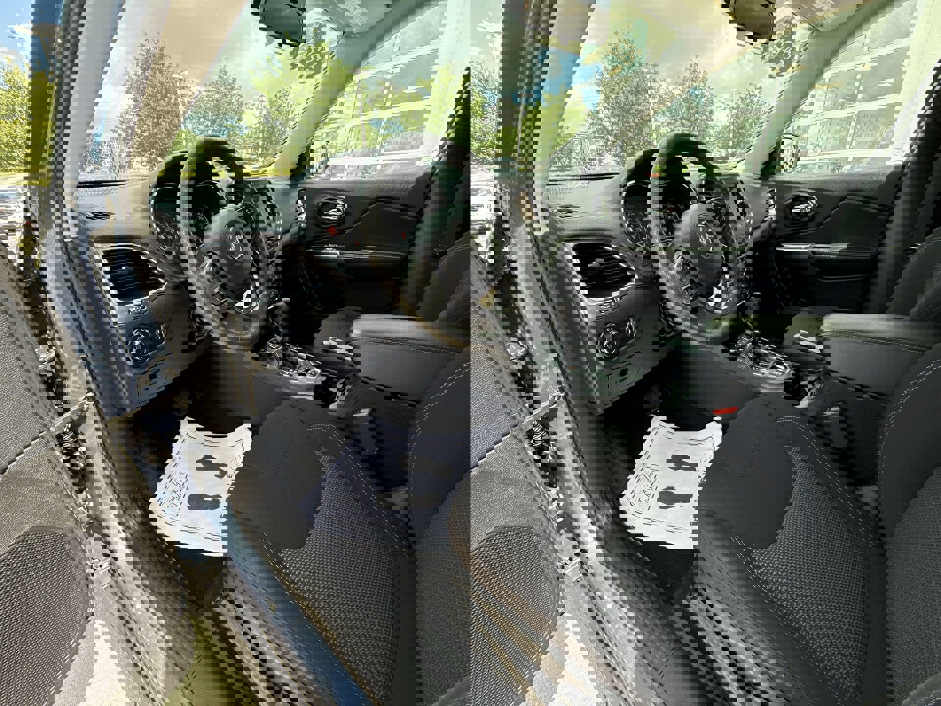 2020 Jeep Cherokee Latitude photo 10