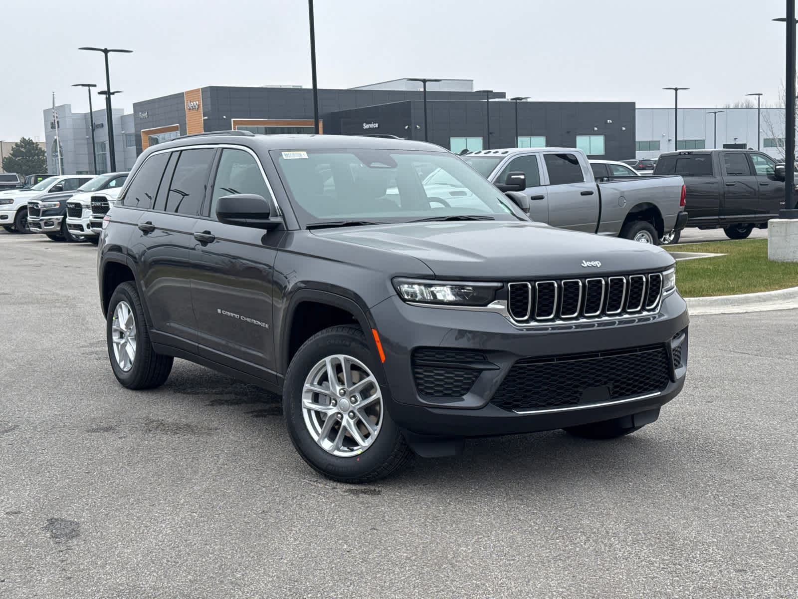 2025 Jeep Grand Cherokee Laredo X photo 3