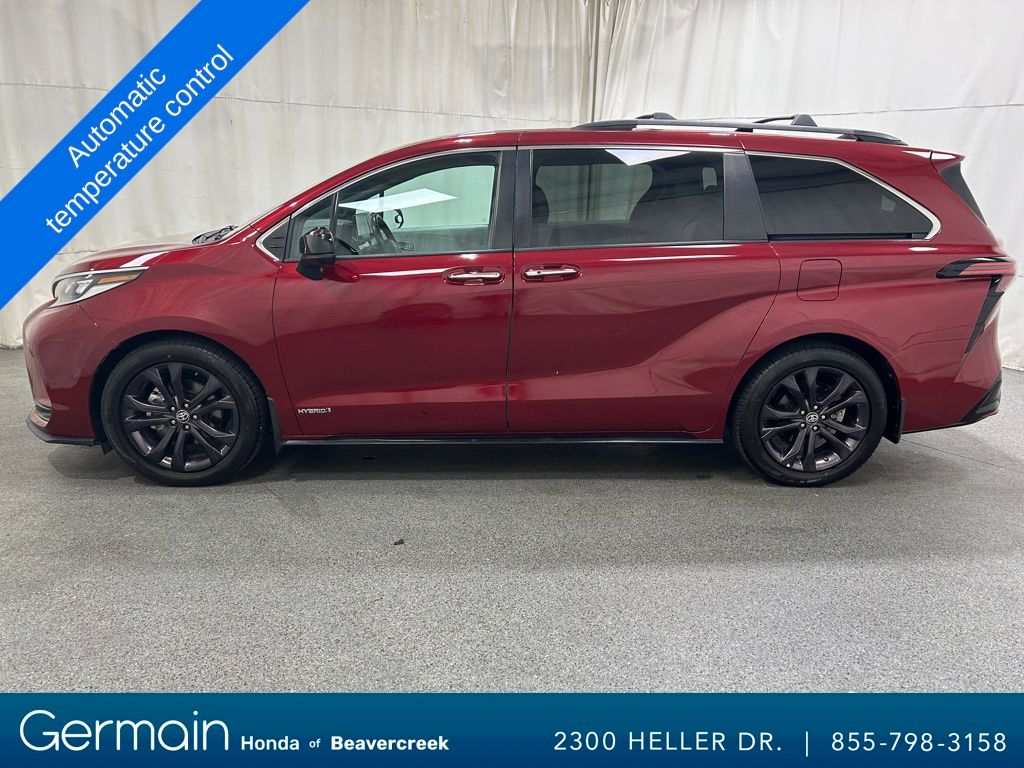2021 Toyota Sienna XSE photo 3