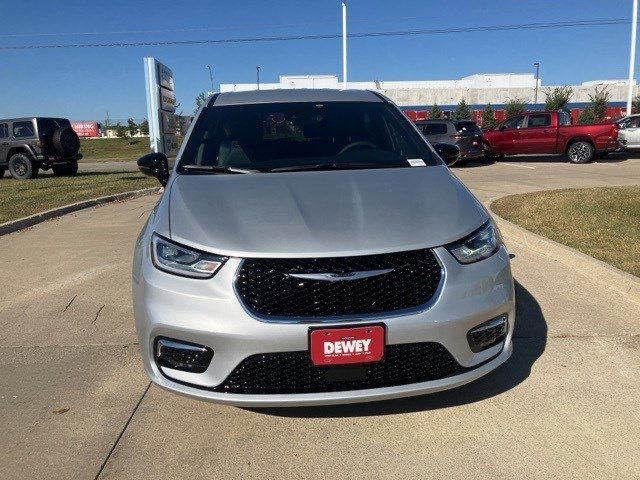 2026 Chrysler Pacifica photo 2