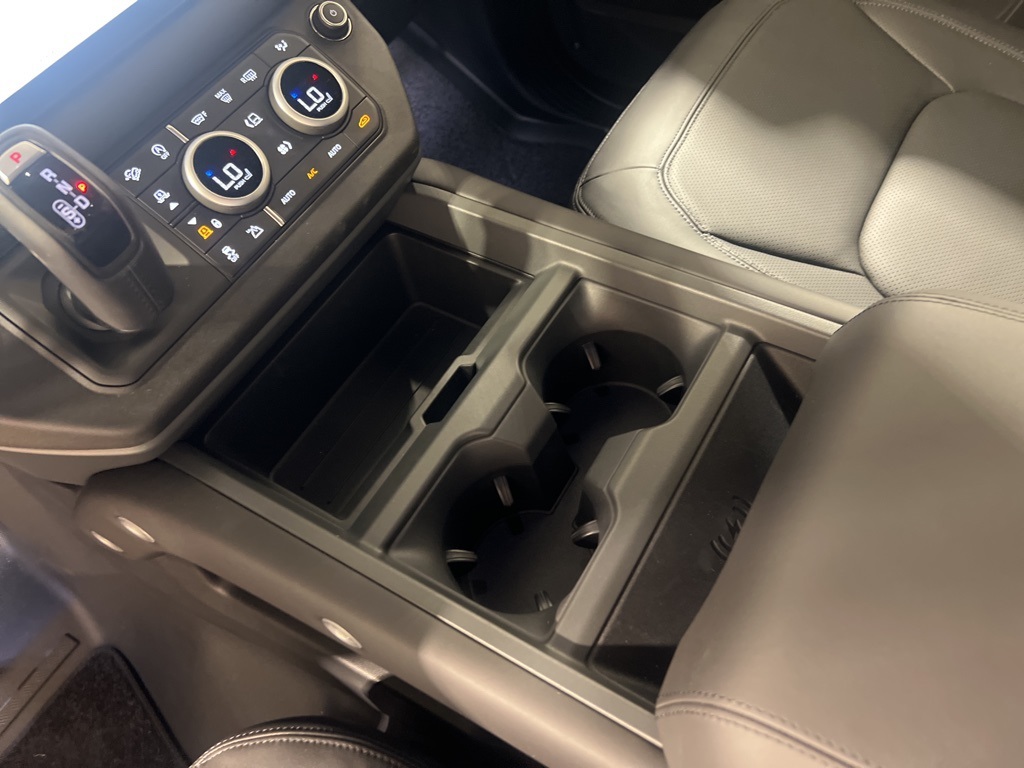 2025 Land Rover Defender 130 X-Dynamic SE photo 16