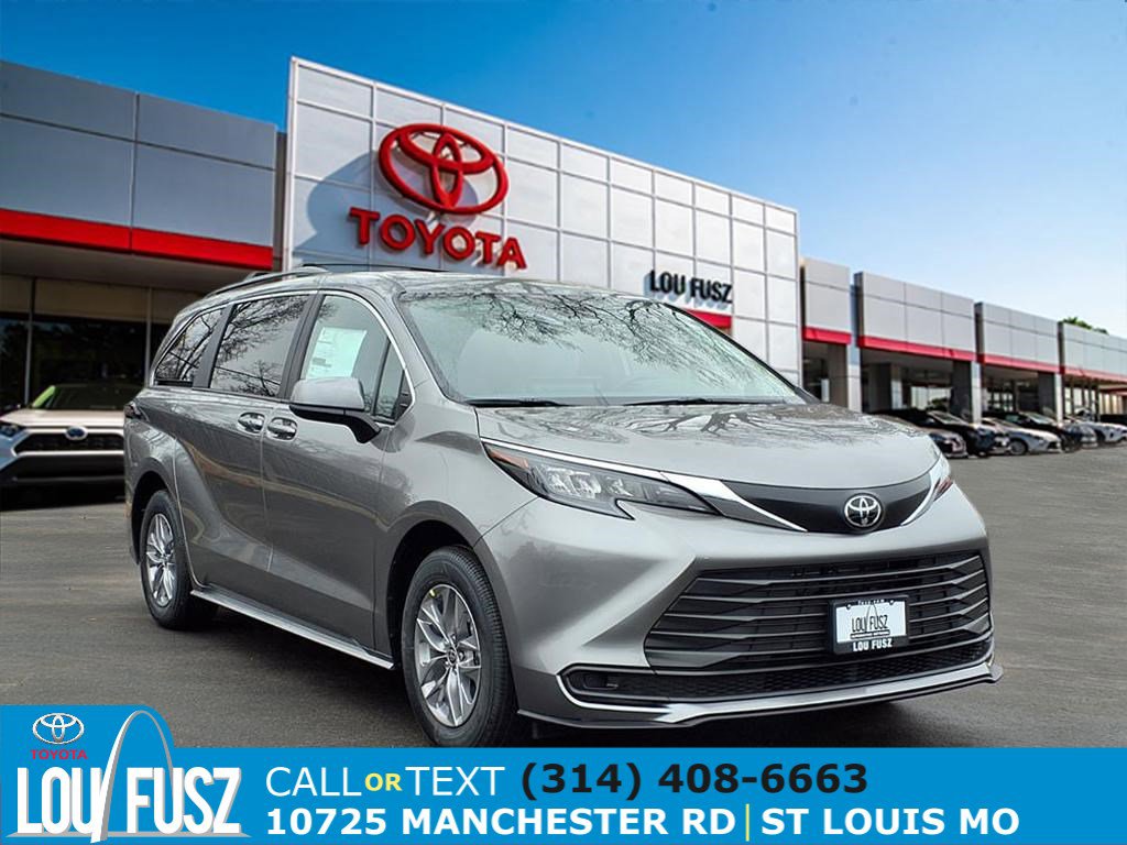 2026 Toyota Sienna LE's photo