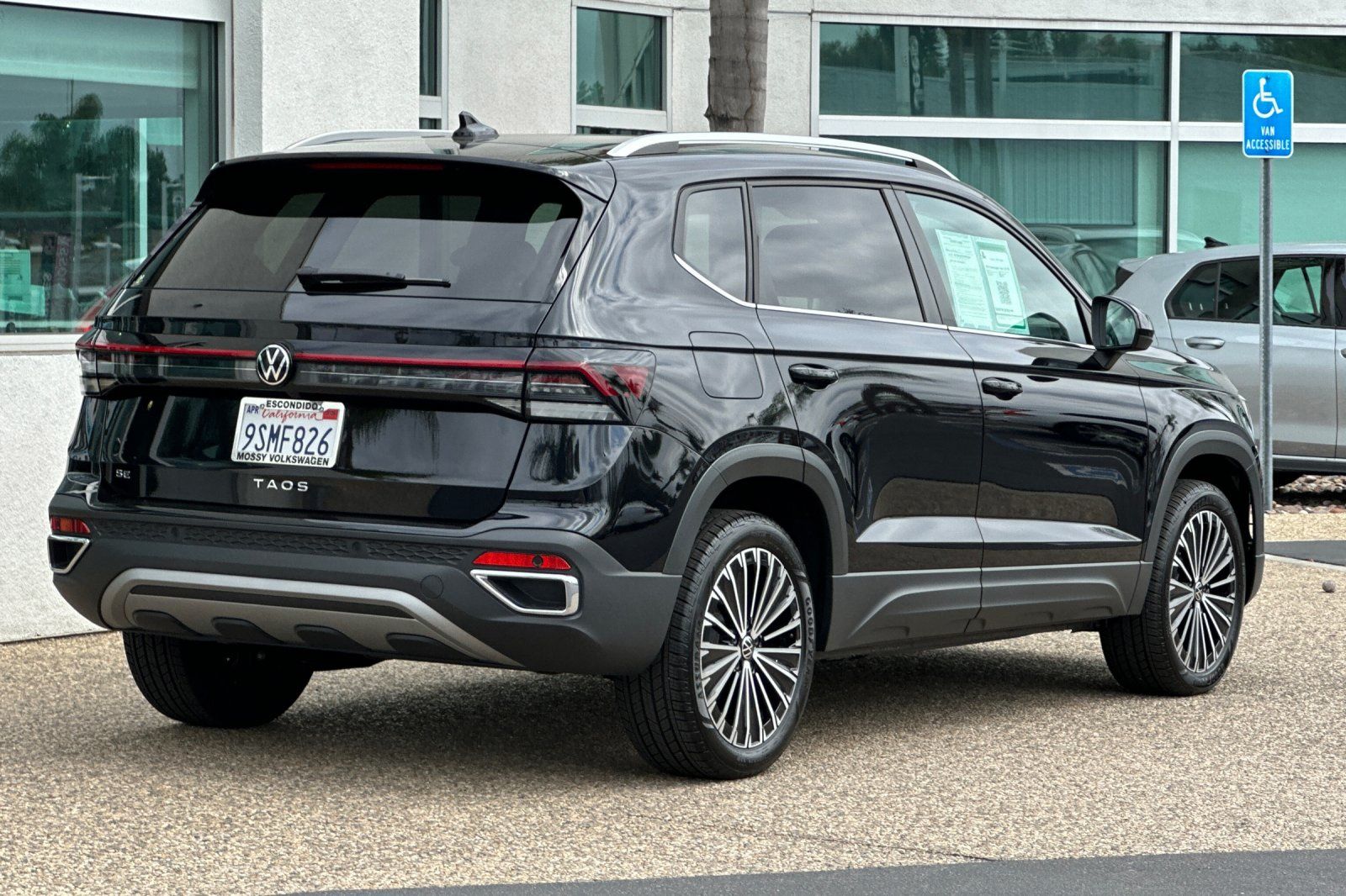 2025 Volkswagen Taos SE photo 4