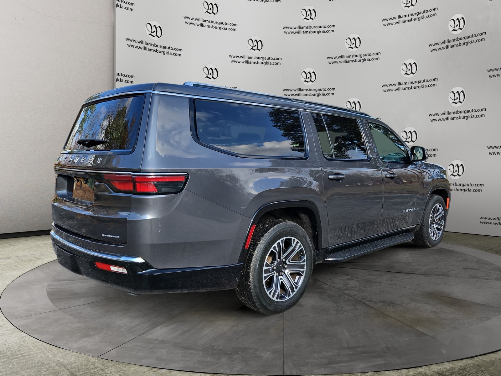 2024 Jeep Wagoneer L Series II photo 4