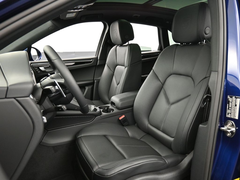 2025 Porsche Macan T photo 4