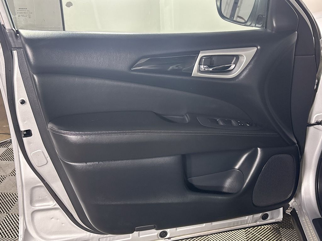 2019 Nissan Pathfinder S photo 10