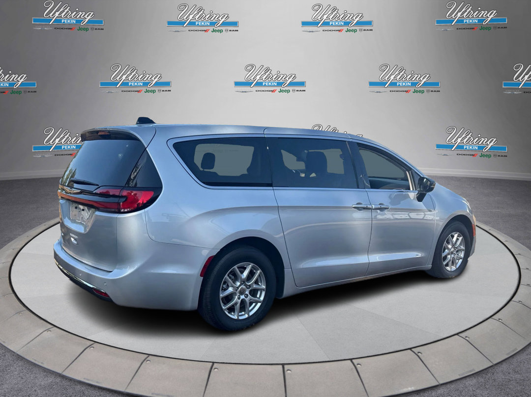2024 Chrysler Pacifica Touring L photo 3