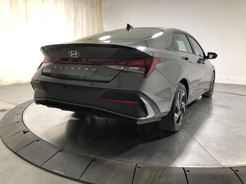 2025 Hyundai Elantra SEL Sport photo 4