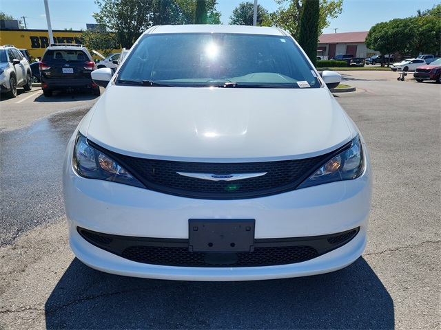 2022 Chrysler Voyager LX photo 6
