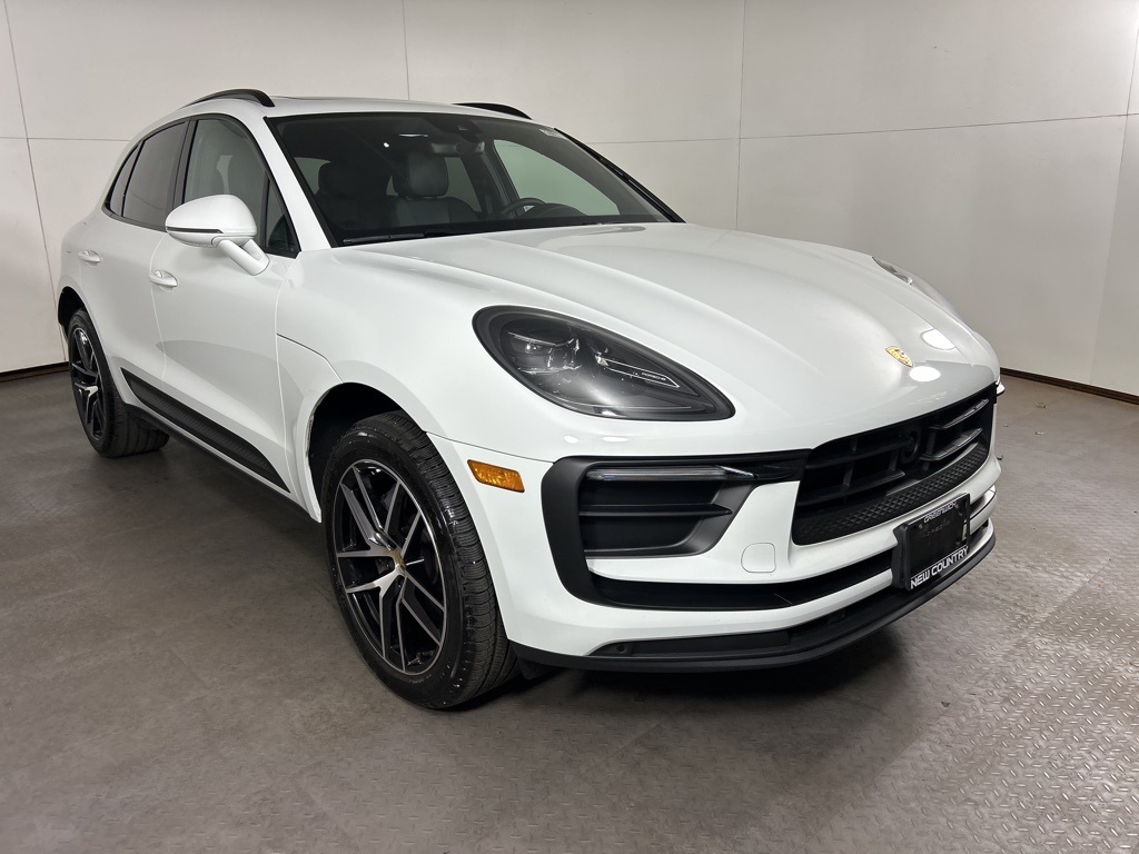 2025 Porsche Macan Base photo 3