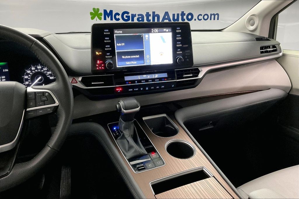 2024 Toyota Sienna XLE photo 4