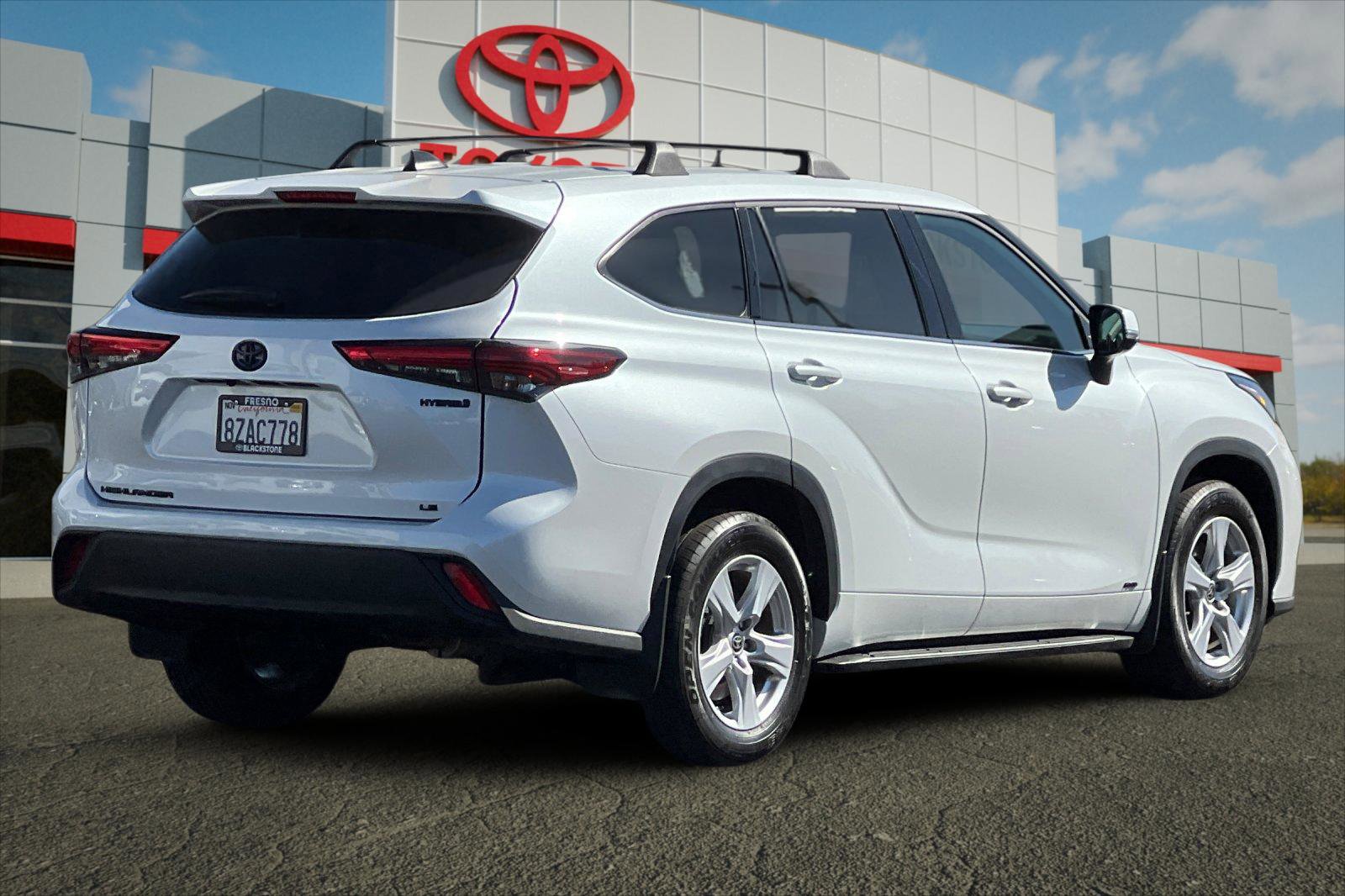 2022 Toyota Highlander Hybrid LE photo 3