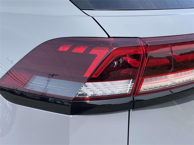 2025 Volkswagen Atlas Cross Sport SEL R-Line photo 9