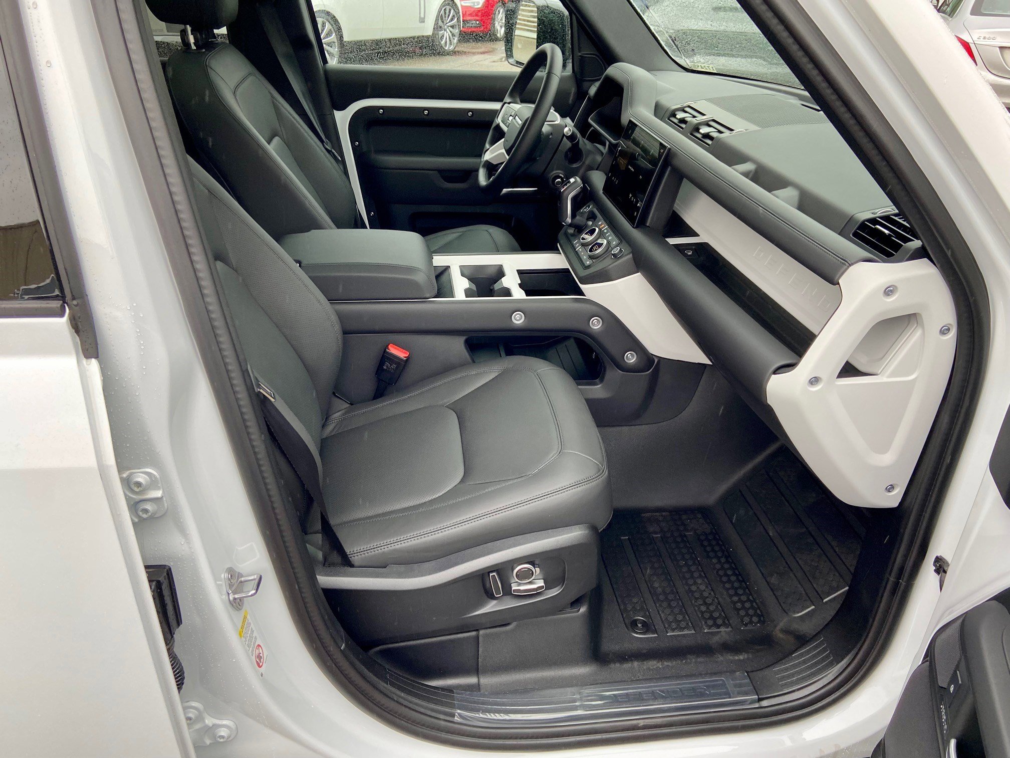 2025 Land Rover Defender 130 X-Dynamic SE photo 4