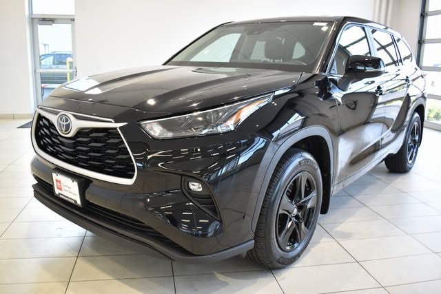 2024 Toyota Highlander LE photo 4