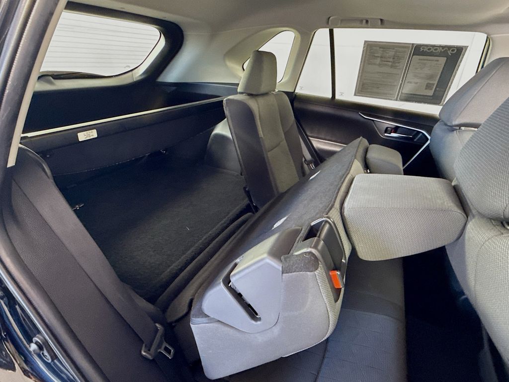 2022 Toyota RAV4 XLE photo 27