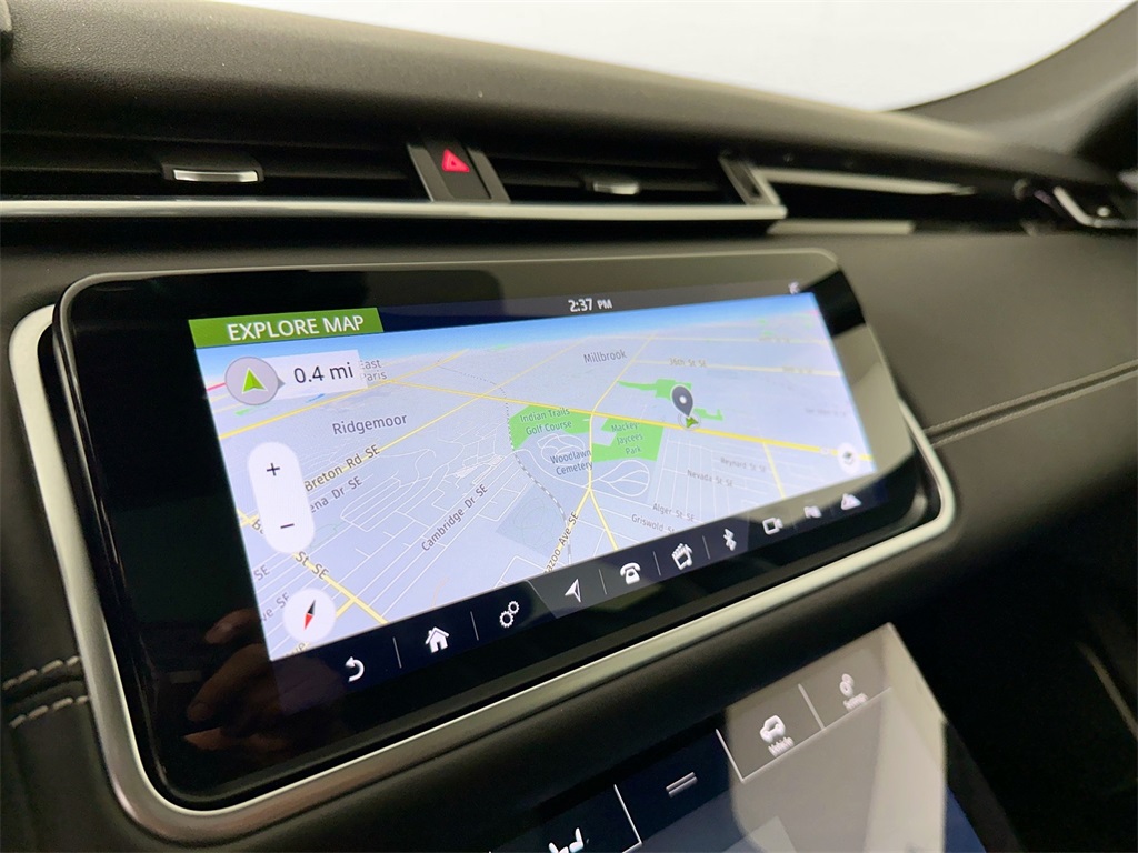 Used 2018 Fuji White Land Rover SE R-Dynamic image 18