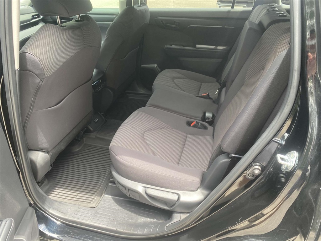2024 Toyota Highlander LE photo 6