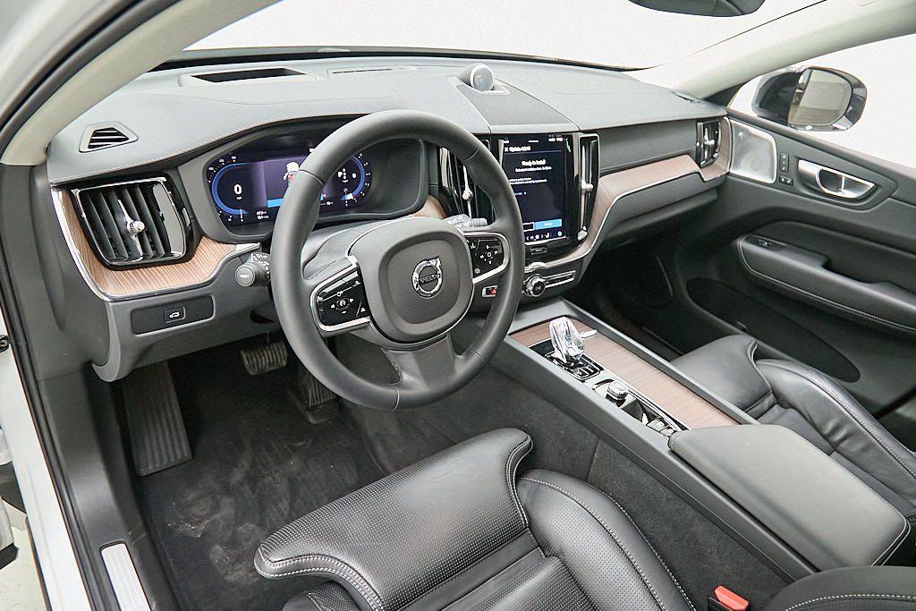 2023 VOLVO XC60 - Image 11