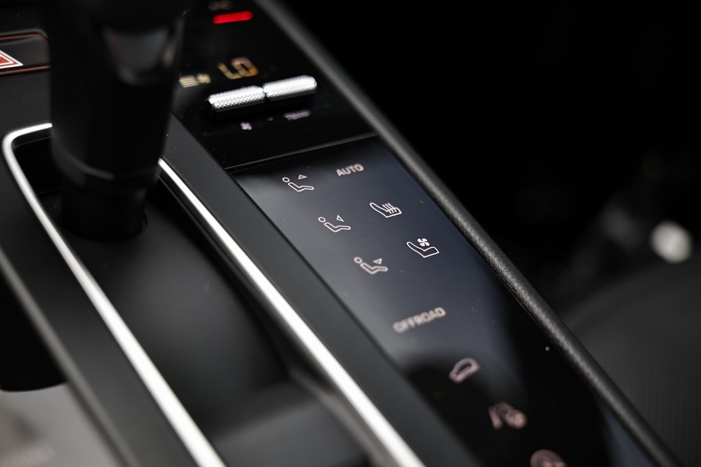 2025 Porsche Macan T photo 40