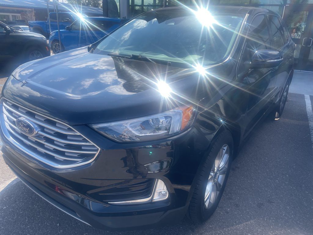 2022 Ford Edge Titanium photo 2