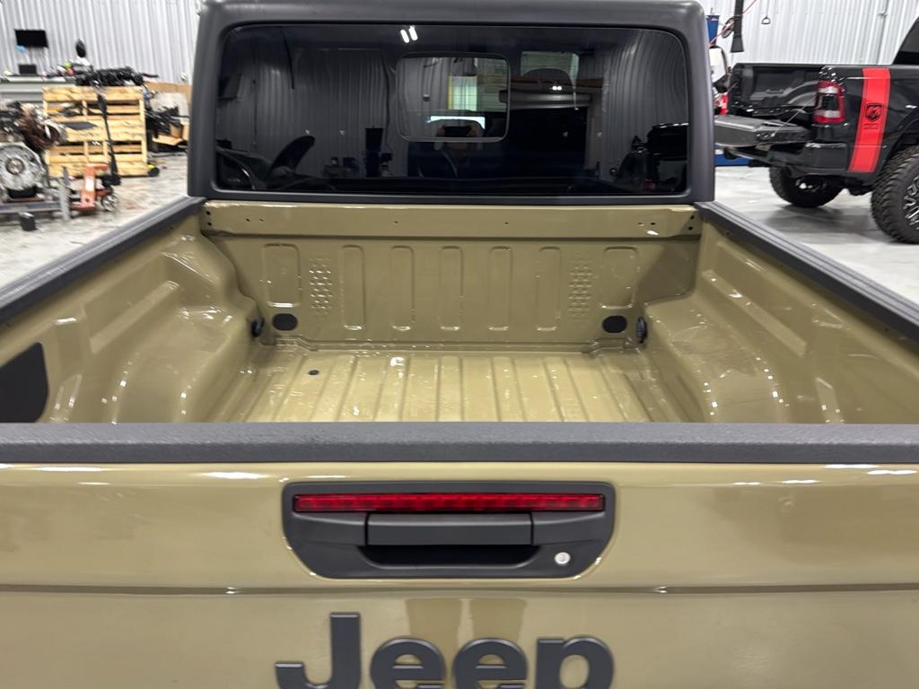 2025 Jeep Gladiator Willys photo 5