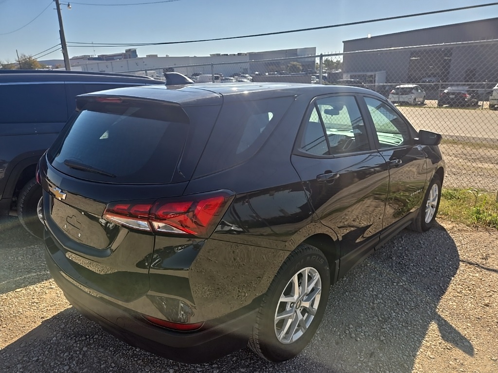 2023 Chevrolet Equinox LS photo 2