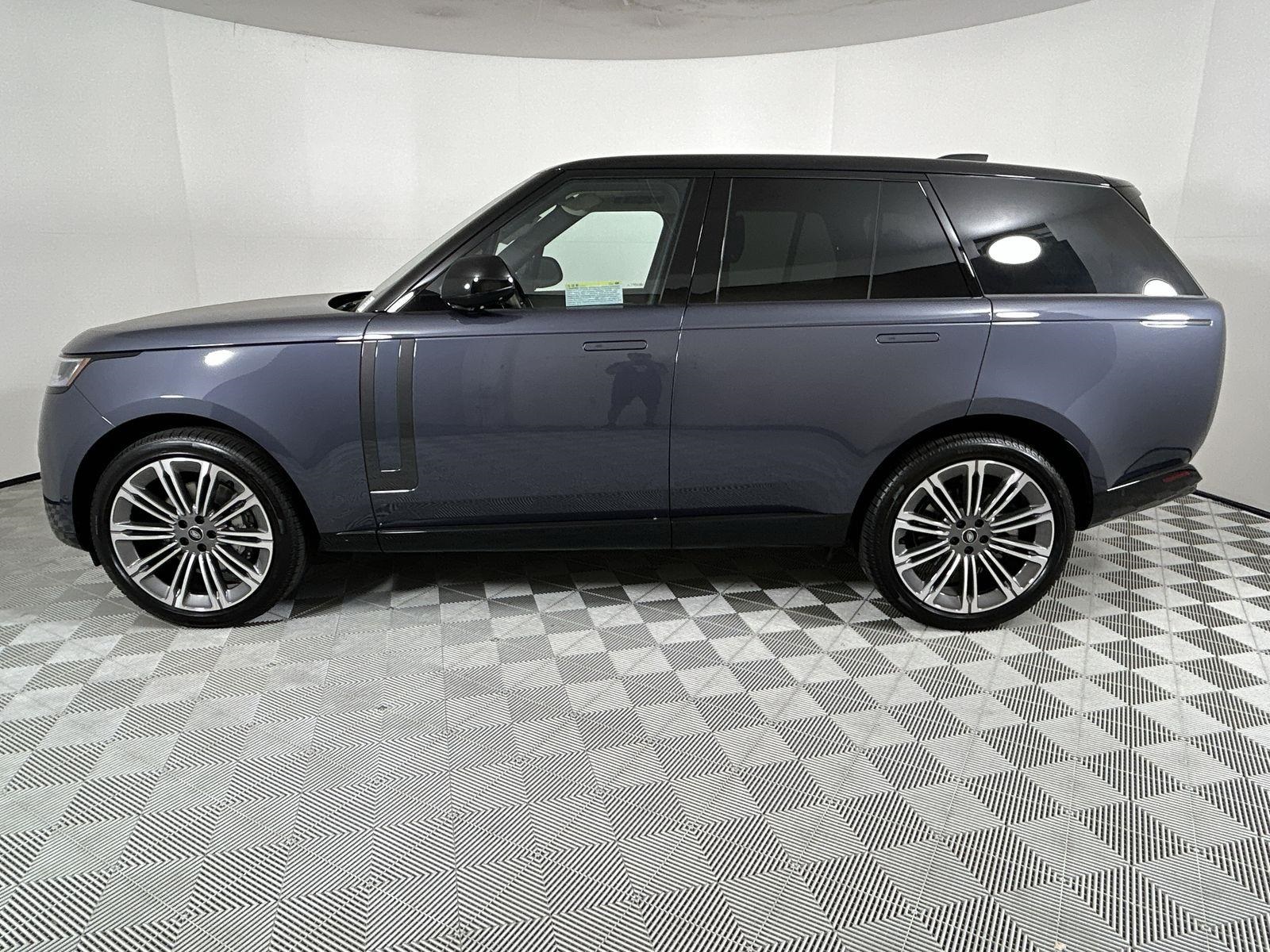 2025 Land Rover Range Rover SE photo 2