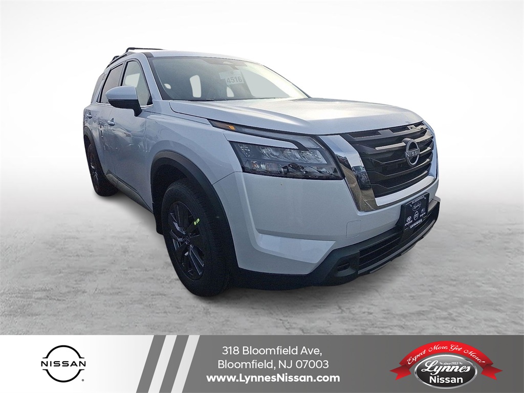 2025 Nissan Pathfinder SV's photo