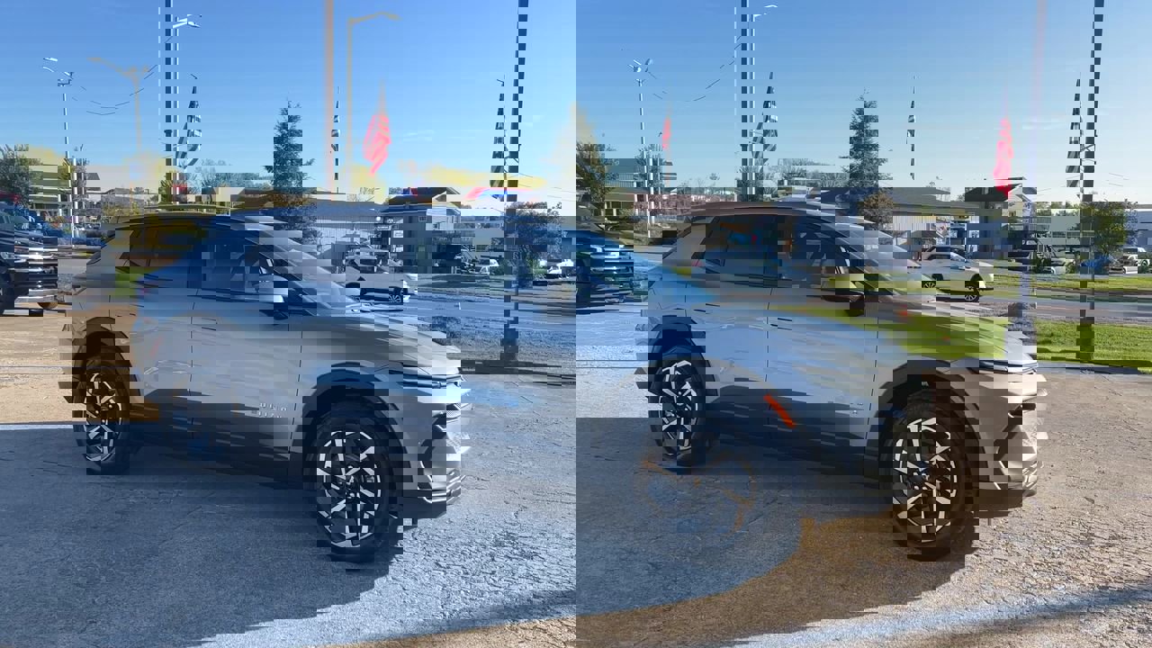 2026 Chevrolet Equinox EV 1LT photo 2