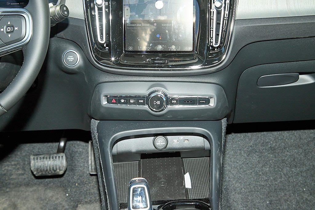 2026 VOLVO XC40 - Image 26