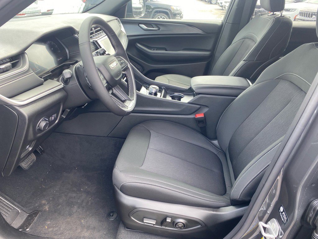 2025 Jeep Grand Cherokee Laredo X photo 4
