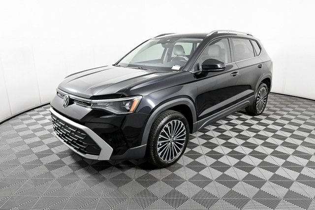2025 Volkswagen Taos SE photo 3
