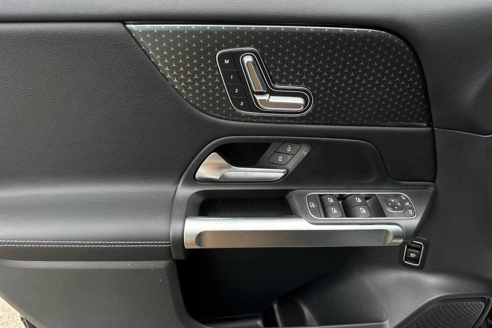 2025 Mercedes Benz GLB 250 photo 16