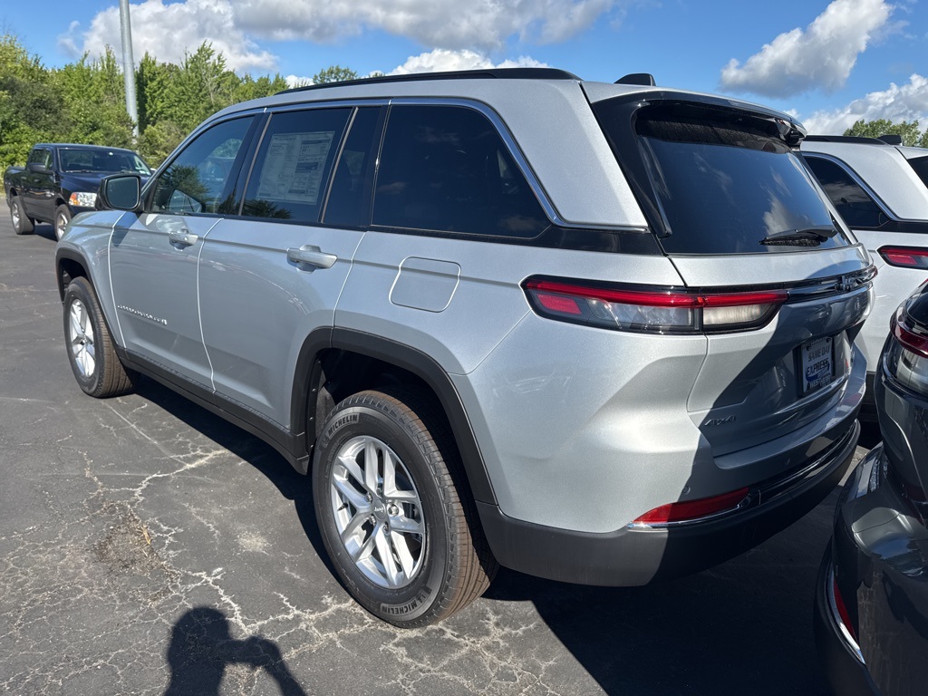 2025 Jeep Grand Cherokee Laredo photo 3